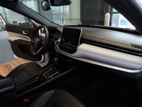 Used 2023 Jeep Compass Limited image 13