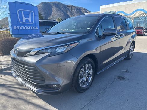 Used 2025 Toyota Sienna XLE image 1
