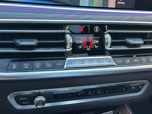 Used 2019 BMW X7 xDrive50i w/ M Sport Package AWD/4WD image 21