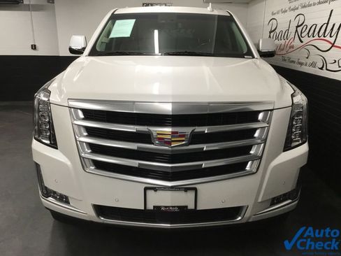 Used 2017 Cadillac Escalade Premium Luxury image 4