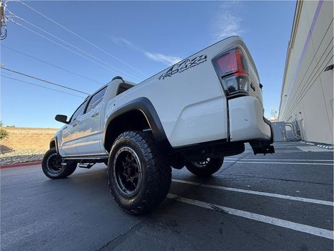 Used 2017 Toyota Tacoma TRD Off-Road w/ Tow Package (A/T) image 32