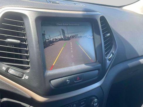 Used 2018 Jeep Cherokee Latitude AWD/4WD image 27
