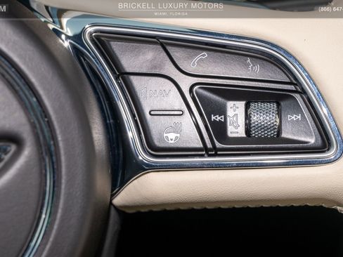 Used 2021 Bentley Bentayga Plug-In Hybrid AWD/4WD image 34