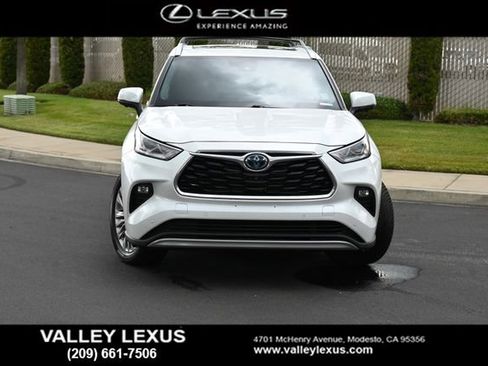 Used 2023 Toyota Highlander Platinum AWD/4WD image 2