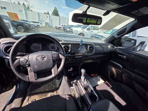 Used 2016 Toyota Tacoma TRD Sport AWD/4WD image 12