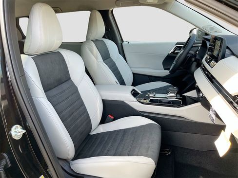 New 2025 Mitsubishi Outlander SE image 28