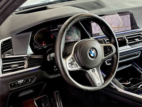 Used 2022 BMW X7 M50i image 11