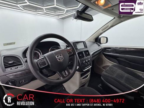 Used 2019 Dodge Grand Caravan SE w/ UConnect Hands-Free Group FWD image 12