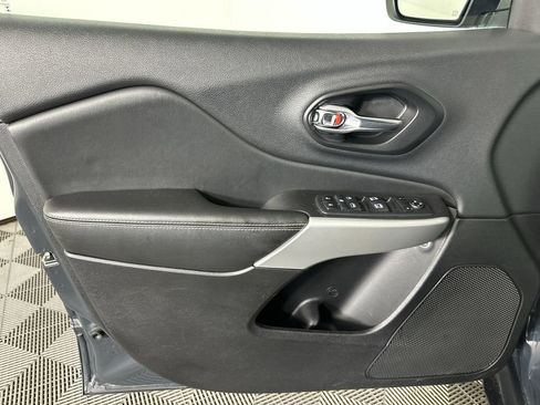 Used 2018 Jeep Cherokee Latitude Plus w/ Cold Weather Group AWD/4WD image 23