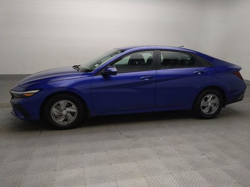 Used 2025 Hyundai Elantra SE FWD image 2