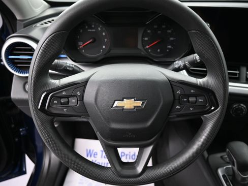 Used 2024 Chevrolet Trax LS w/ LS Convenience Package FWD image 11