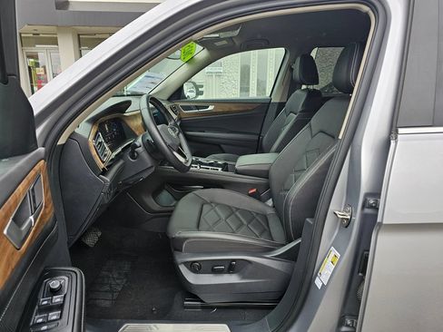 Used 2025 Volkswagen Atlas SE AWD/4WD image 17