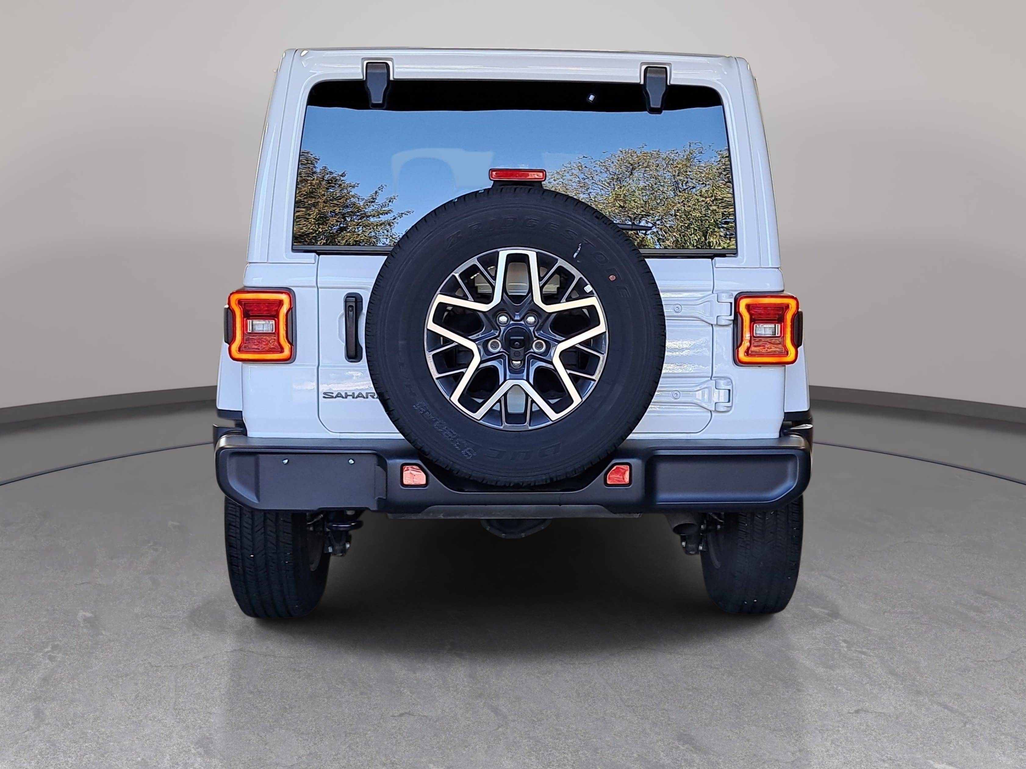 Used 2026 Jeep Wrangler Unlimited Sahara AWD/4WD image 6