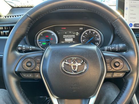 Certified 2024 Toyota Venza XLE image 28