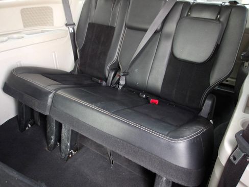 Used 2017 Dodge Grand Caravan SXT w/ Driver Convenience Group image 9