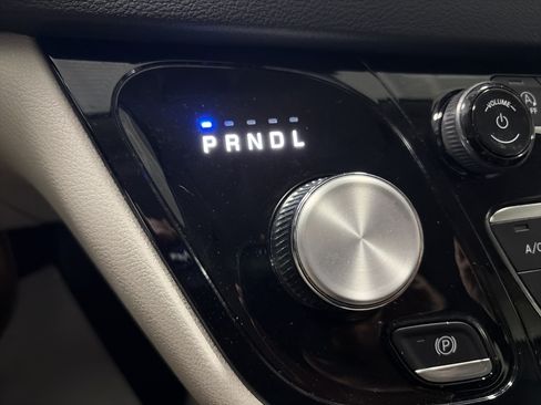 Used 2024 Chrysler Pacifica Touring-L FWD image 23