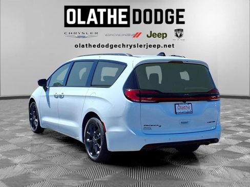 New 2026 Chrysler Pacifica Limited w/ S Appearance Package FWD image 3