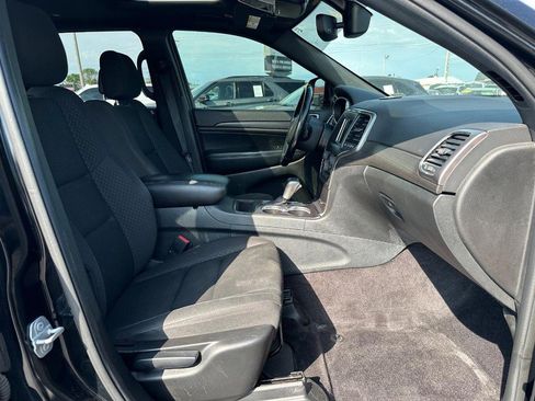 Used 2018 Jeep Grand Cherokee Laredo AWD/4WD image 9