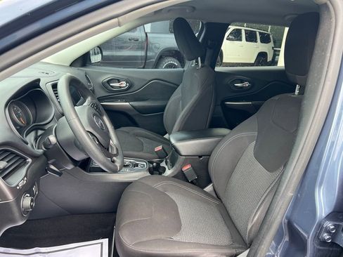 Used 2019 Jeep Cherokee Latitude w/ Popular Appearance Group FWD image 13
