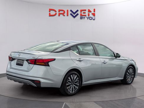 Used 2023 Nissan Altima 2.5 SV FWD image 5