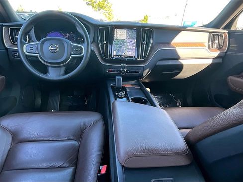 Used 2022 Volvo XC60 B5 Momentum w/ Advanced Package image 23