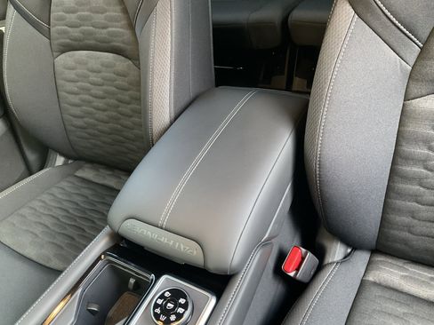 Used 2025 Nissan Pathfinder SV w/ Black Appearance Package image 21