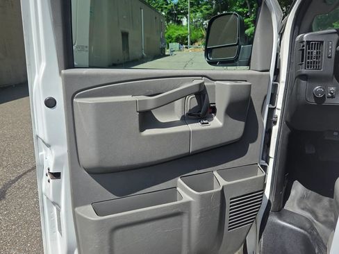 Used 2016 Chevrolet Express 2500 RWD image 12