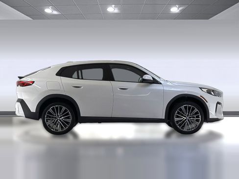 New 2026 BMW X2 xDrive28i w/ Convenience Package image 7