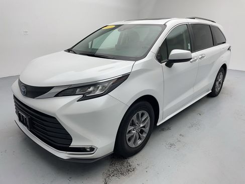 Used 2023 Toyota Sienna XLE image 5