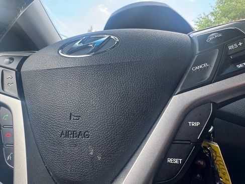 Used 2017 Hyundai Veloster FWD image 20