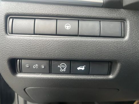 Used 2024 Nissan Rogue SV image 10