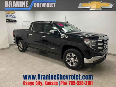 Used 2025 GMC Sierra 1500 SLT image 1