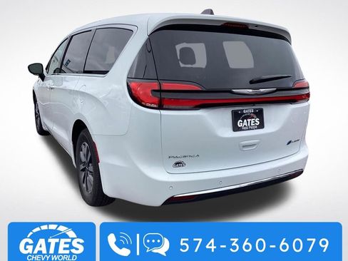 Used 2024 Chrysler Pacifica Select image 6