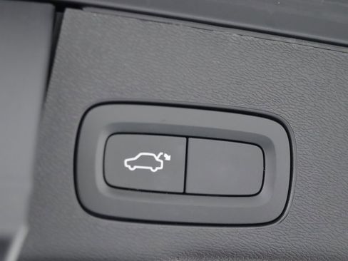 Used 2018 Volvo XC60 T6 Momentum w/ Vision Package image 33