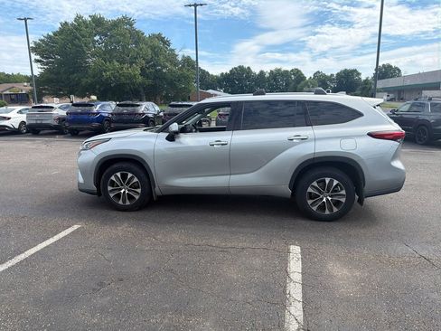 Used 2020 Toyota Highlander XLE AWD/4WD image 6