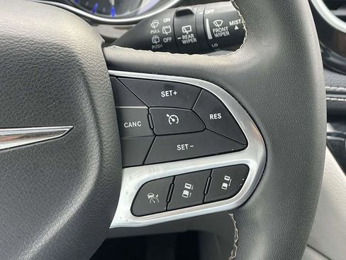 Certified 2023 Chrysler Pacifica Limited image 30