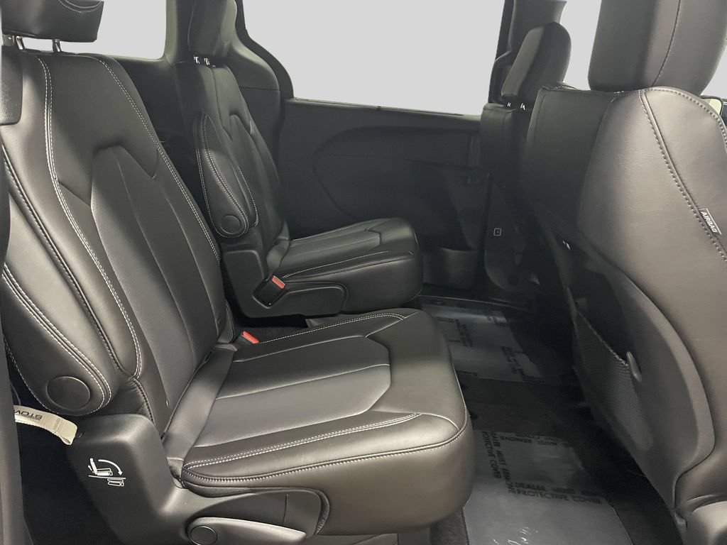 New 2027 Chrysler Pacifica Select FWD image 9