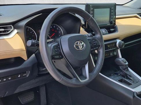 Used 2020 Toyota RAV4 XLE Premium FWD image 10
