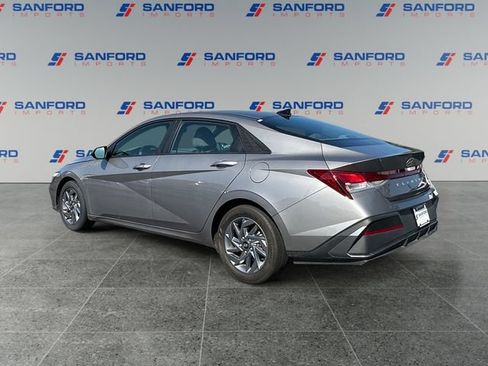 Used 2024 Hyundai Elantra SEL FWD image 3