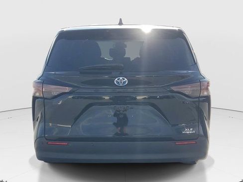 Used 2023 Toyota Sienna XLE FWD image 4