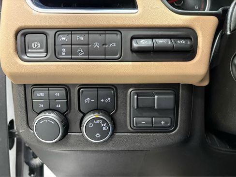 Used 2021 Chevrolet Tahoe Premier w/ Premium Package AWD/4WD image 26