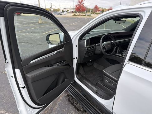 New 2026 Cadillac Escalade Luxury image 9