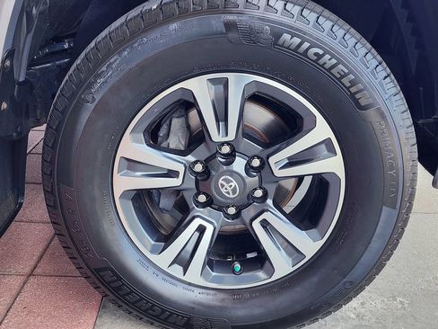 Used 2019 Toyota Tacoma TRD Sport w/ Technology Package AWD/4WD image 4