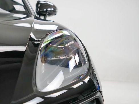 Certified 2026 Porsche Macan AWD/4WD image 8