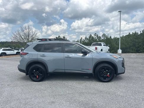 Used 2025 Nissan Rogue SV AWD/4WD image 3