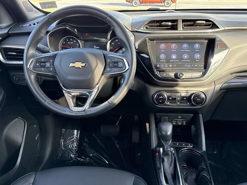 Used 2023 Chevrolet TrailBlazer ACTIV w/ Technology Package FWD image 2