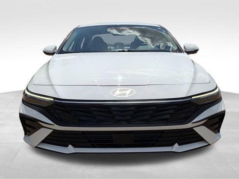 Used 2025 Hyundai Elantra Limited FWD image 3