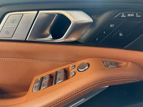 Used 2022 BMW X7 xDrive40i w/ Premium Package image 10