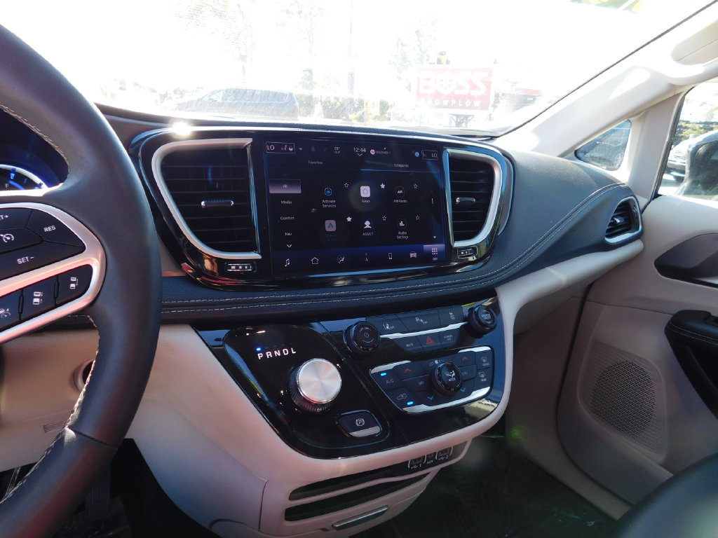 Used 2024 Chrysler Pacifica Limited FWD image 23