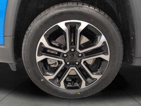 Used 2023 Jeep Compass Limited AWD/4WD image 3